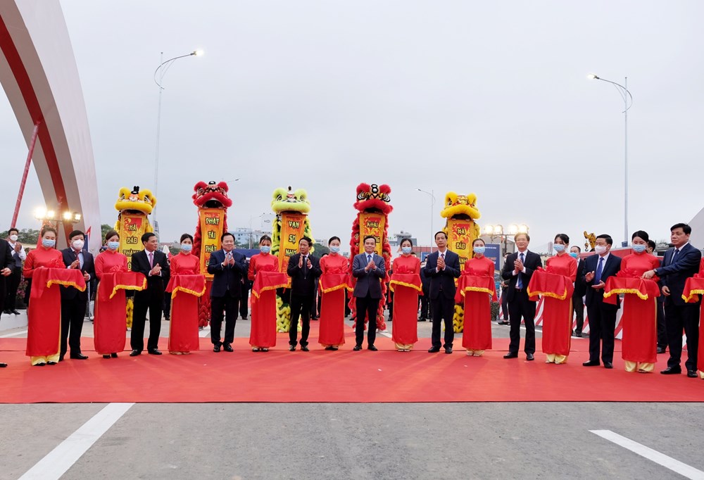 Phó Thủ tướng Lê Văn Thành cắt băng khánh thành cây cầu đẹp nhất Hải Phòng - Báo Người lao động